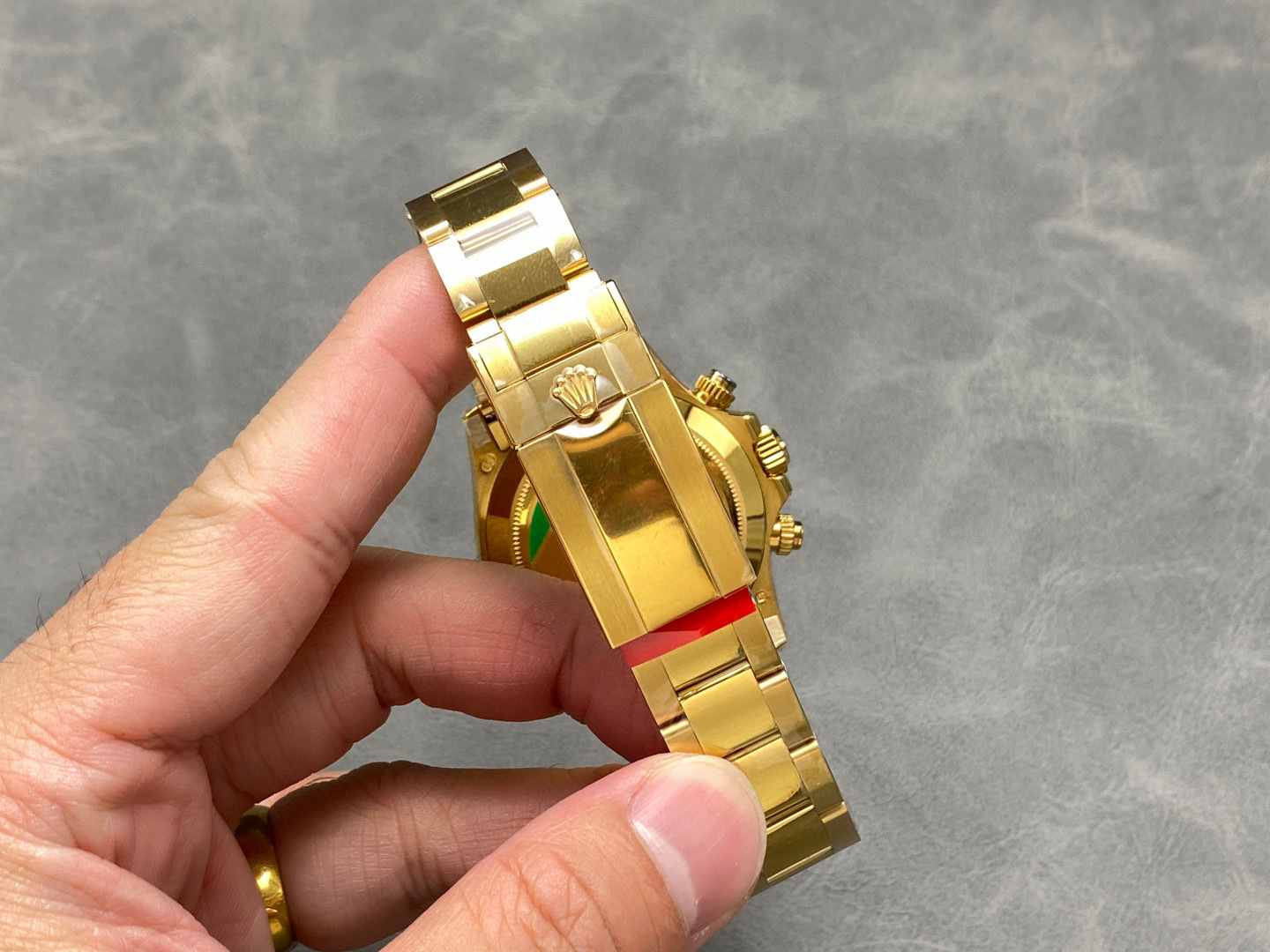 Rolex punta sui beni di grandi fabbriche