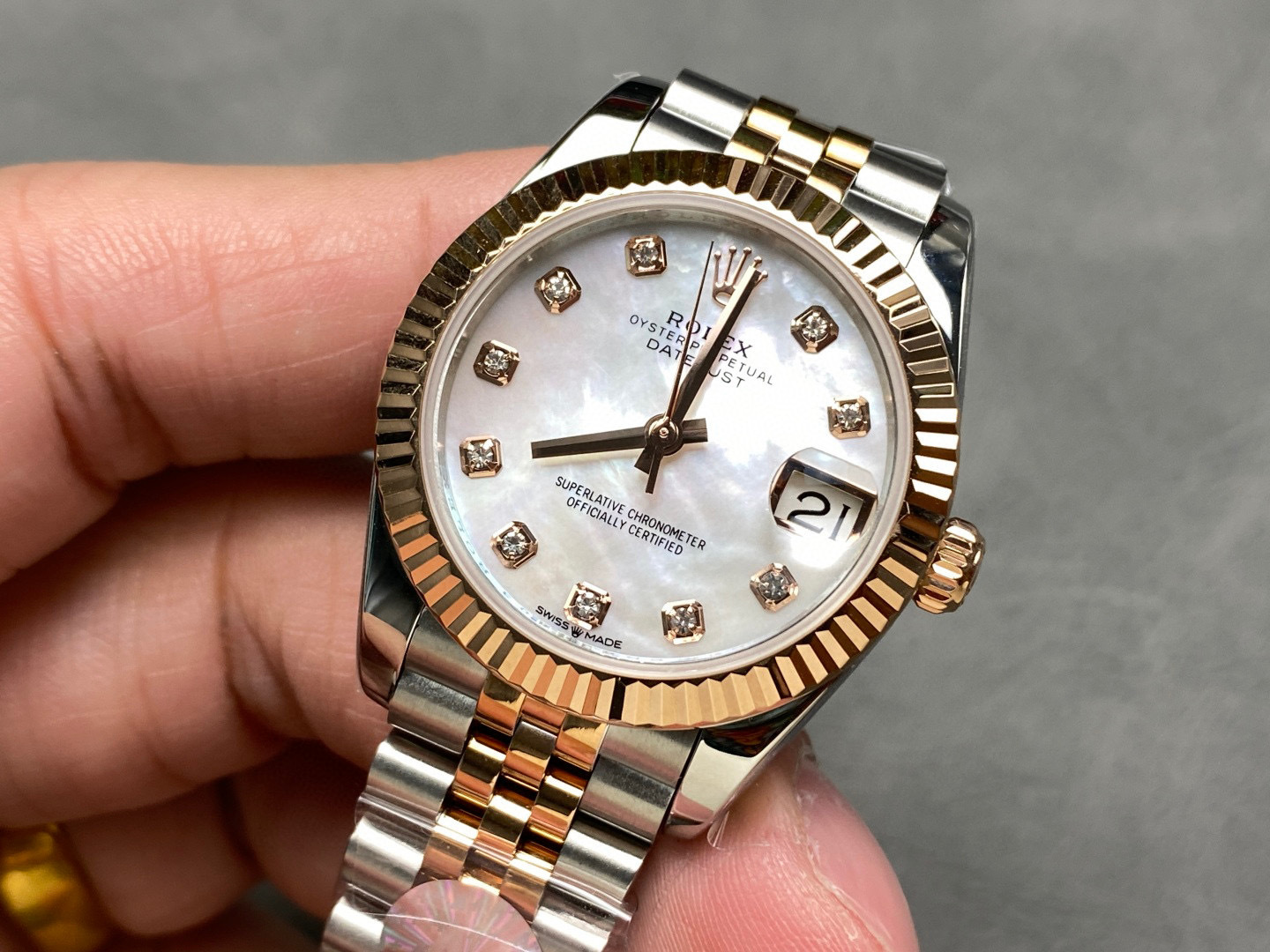 Rolex punta sui beni di grandi fabbriche