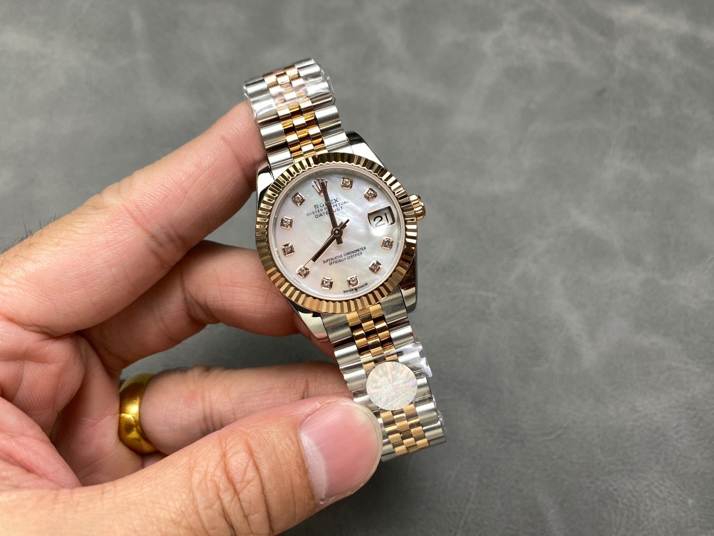 Rolex punta sui beni di grandi fabbriche