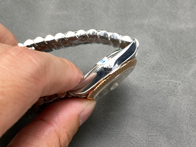 Rolex punta sui beni di grandi fabbriche
