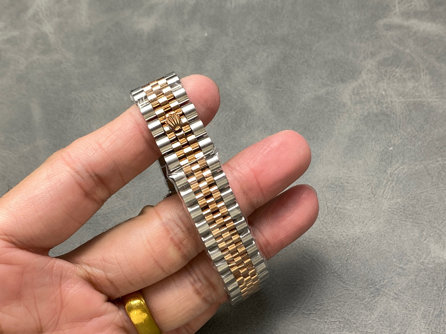 Rolex punta sui beni di grandi fabbriche
