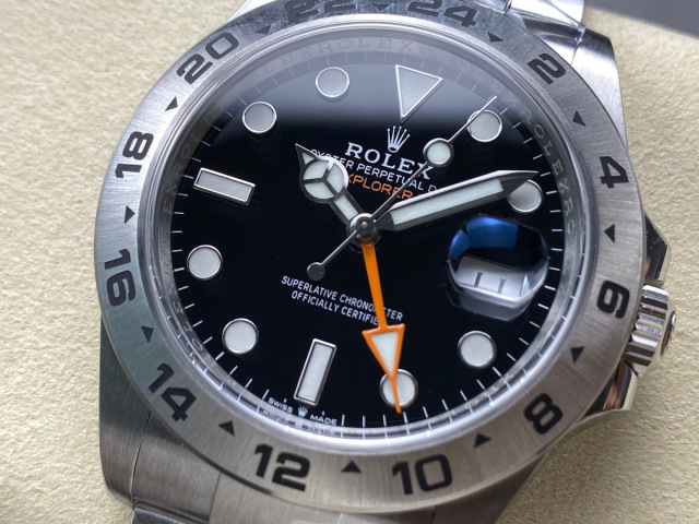 Rolex punta sui beni di grandi fabbriche