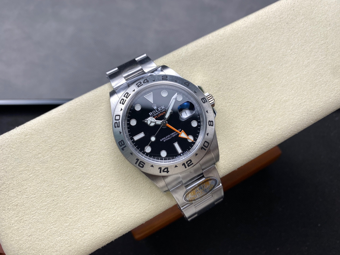 Rolex punta sui beni di grandi fabbriche