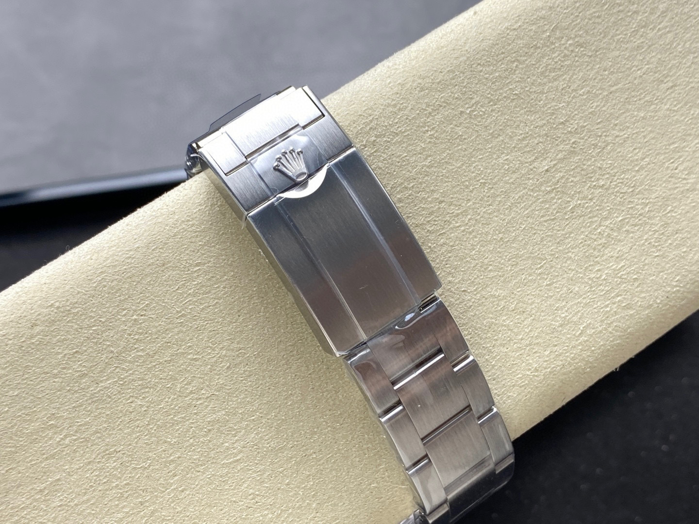 Rolex punta sui beni di grandi fabbriche
