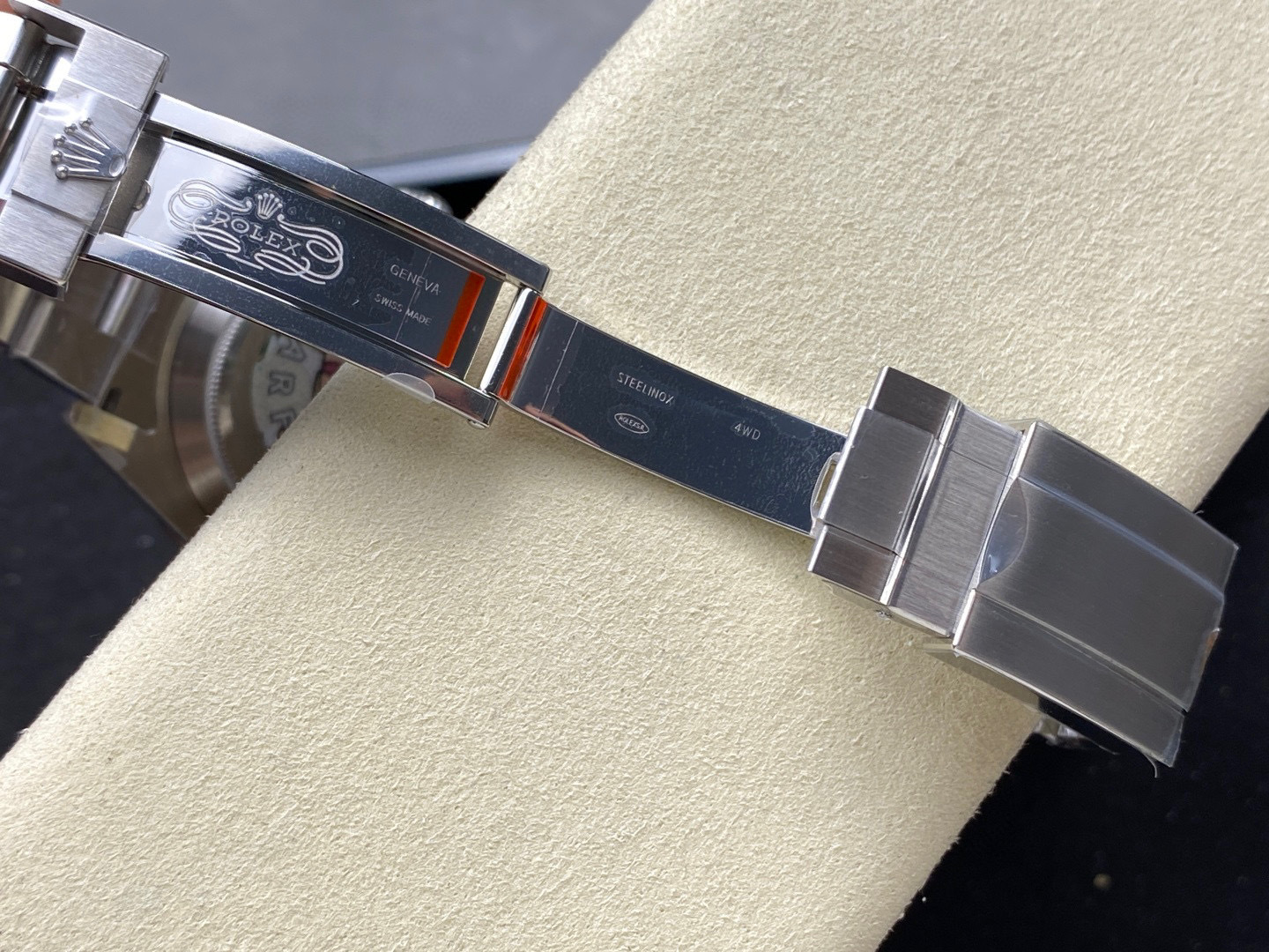 Rolex punta sui beni di grandi fabbriche