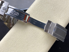 Rolex punta sui beni di grandi fabbriche