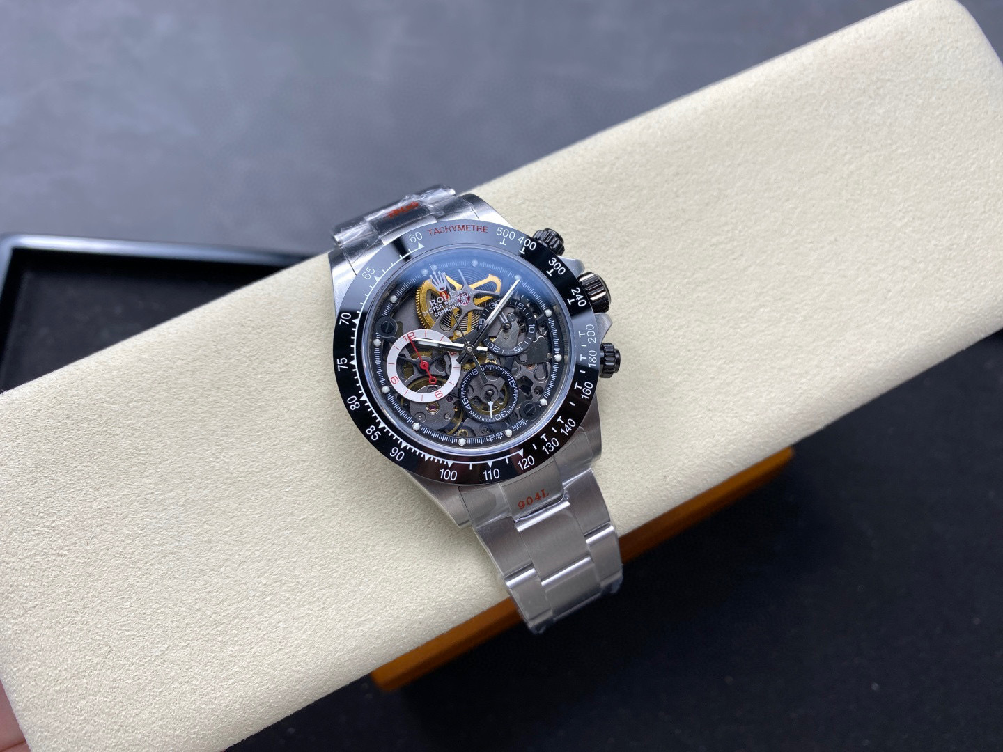 Rolex punta sui beni di grandi fabbriche