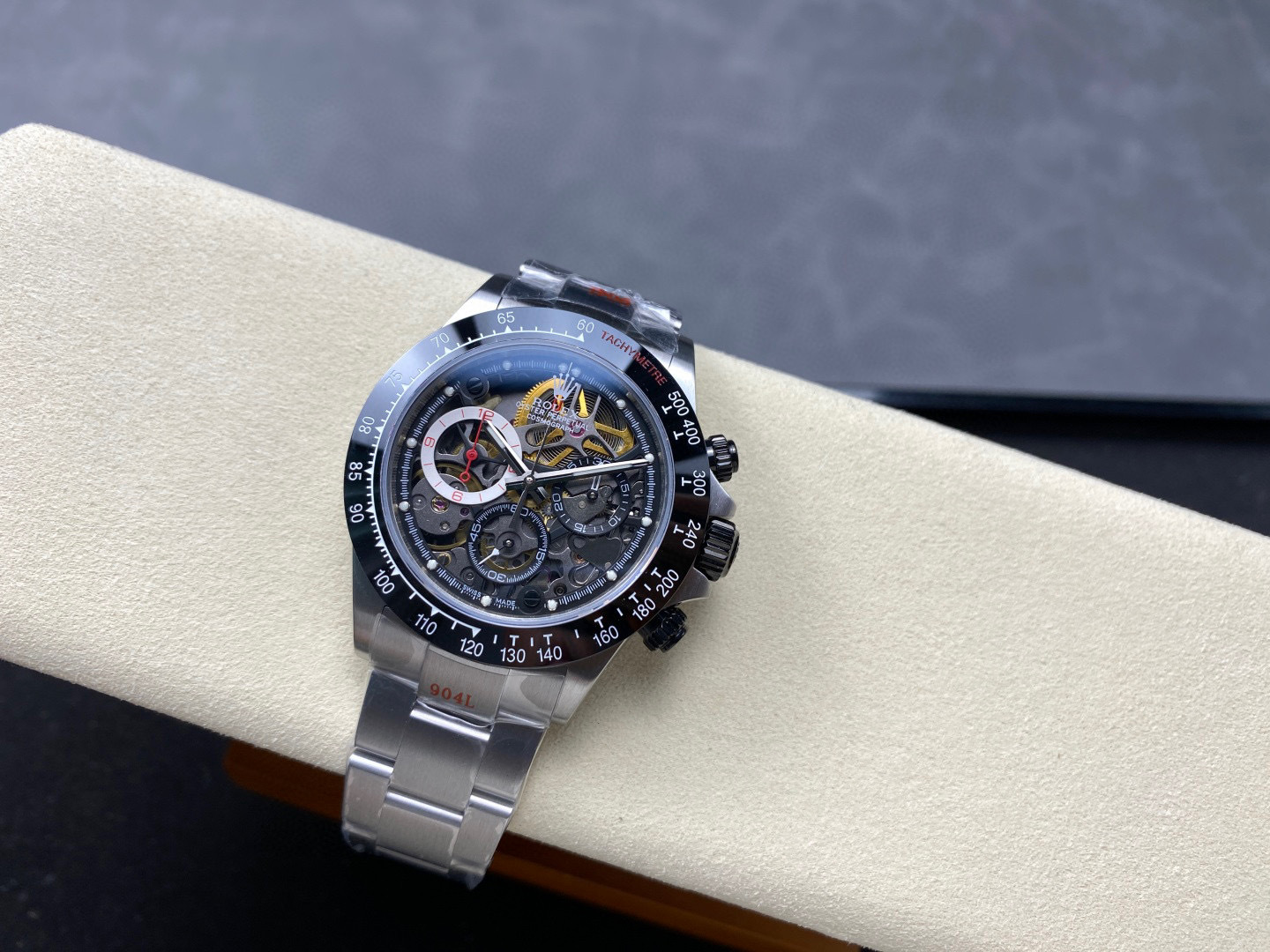 Rolex punta sui beni di grandi fabbriche