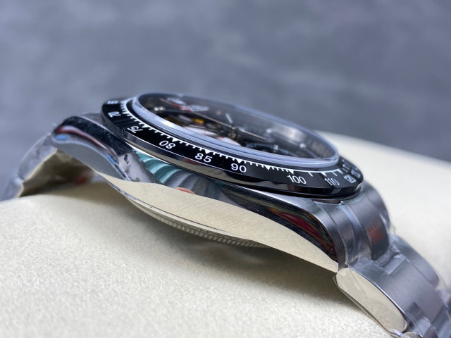 Rolex punta sui beni di grandi fabbriche