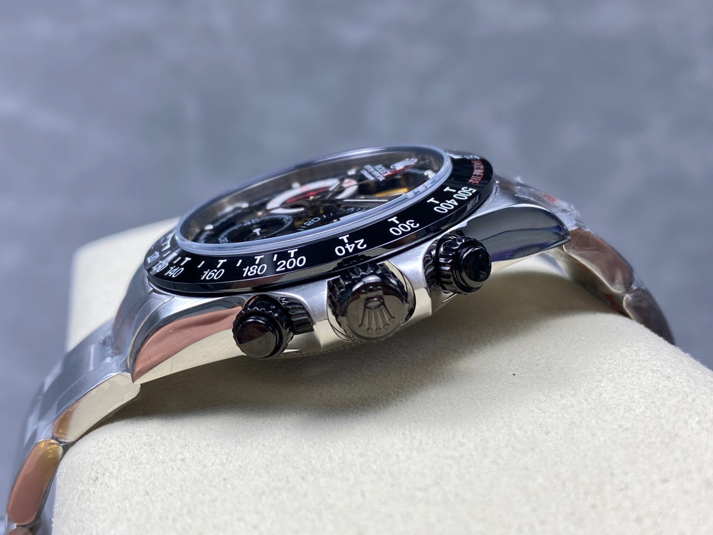 Rolex punta sui beni di grandi fabbriche