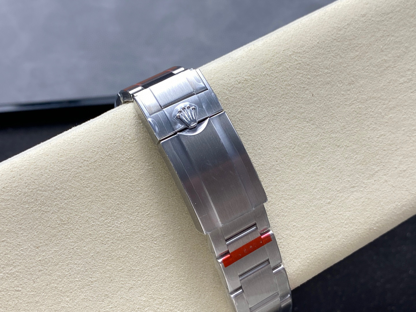 Rolex punta sui beni di grandi fabbriche