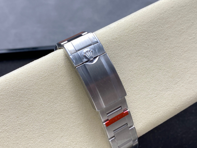 Rolex punta sui beni di grandi fabbriche