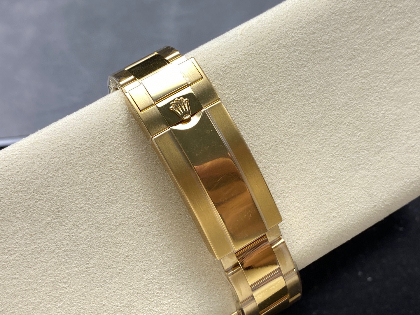 Rolex punta sui beni di grandi fabbriche