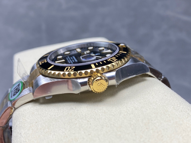 Rolex punta sui beni di grandi fabbriche