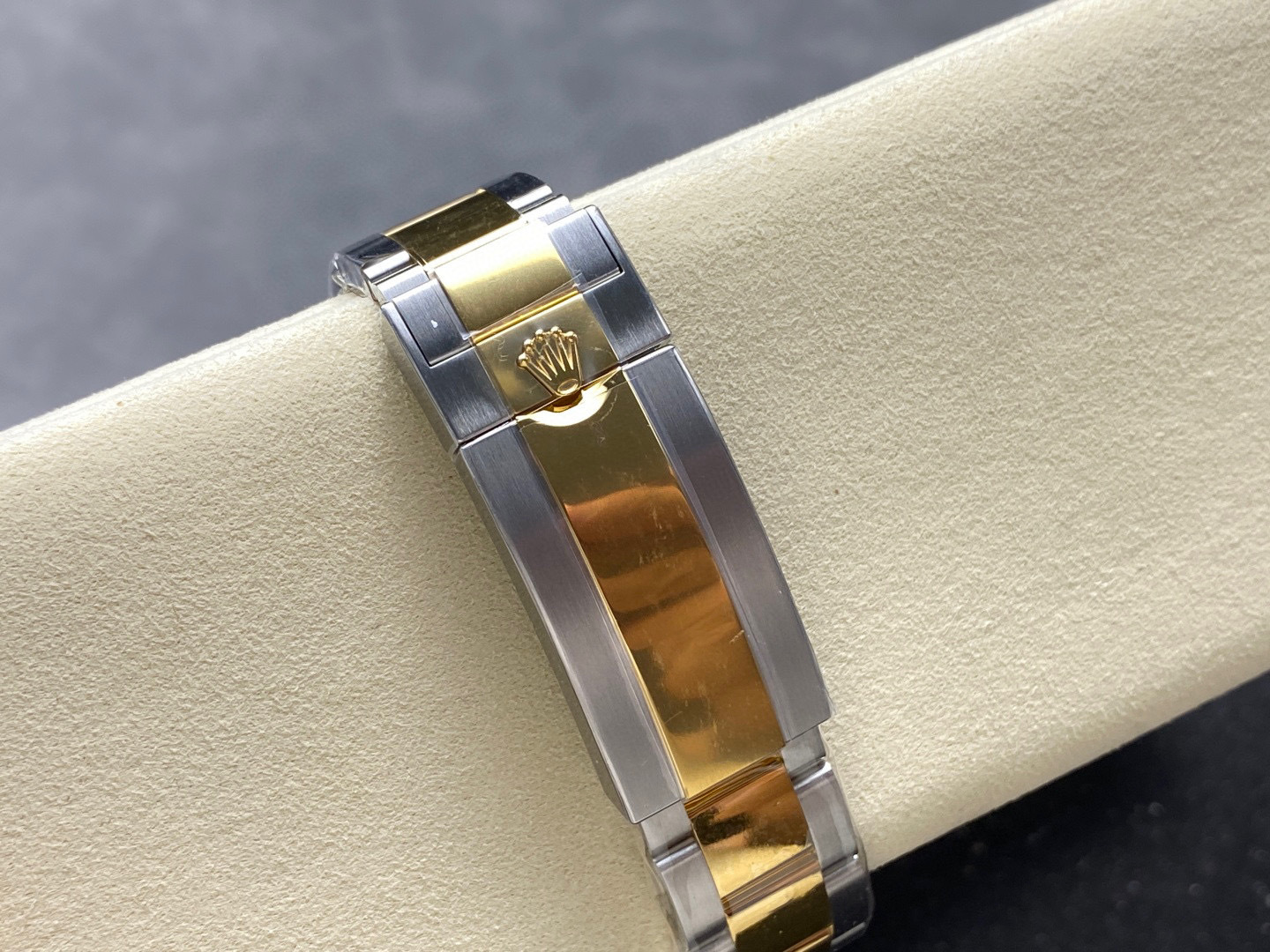 Rolex punta sui beni di grandi fabbriche