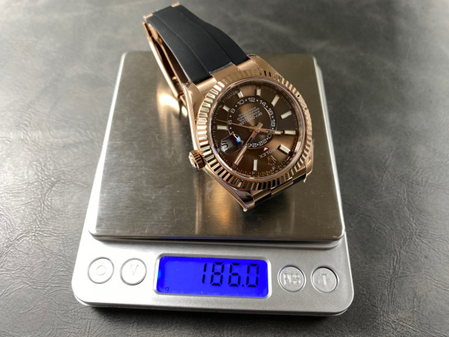 Rolex punta sui beni di grandi fabbriche
