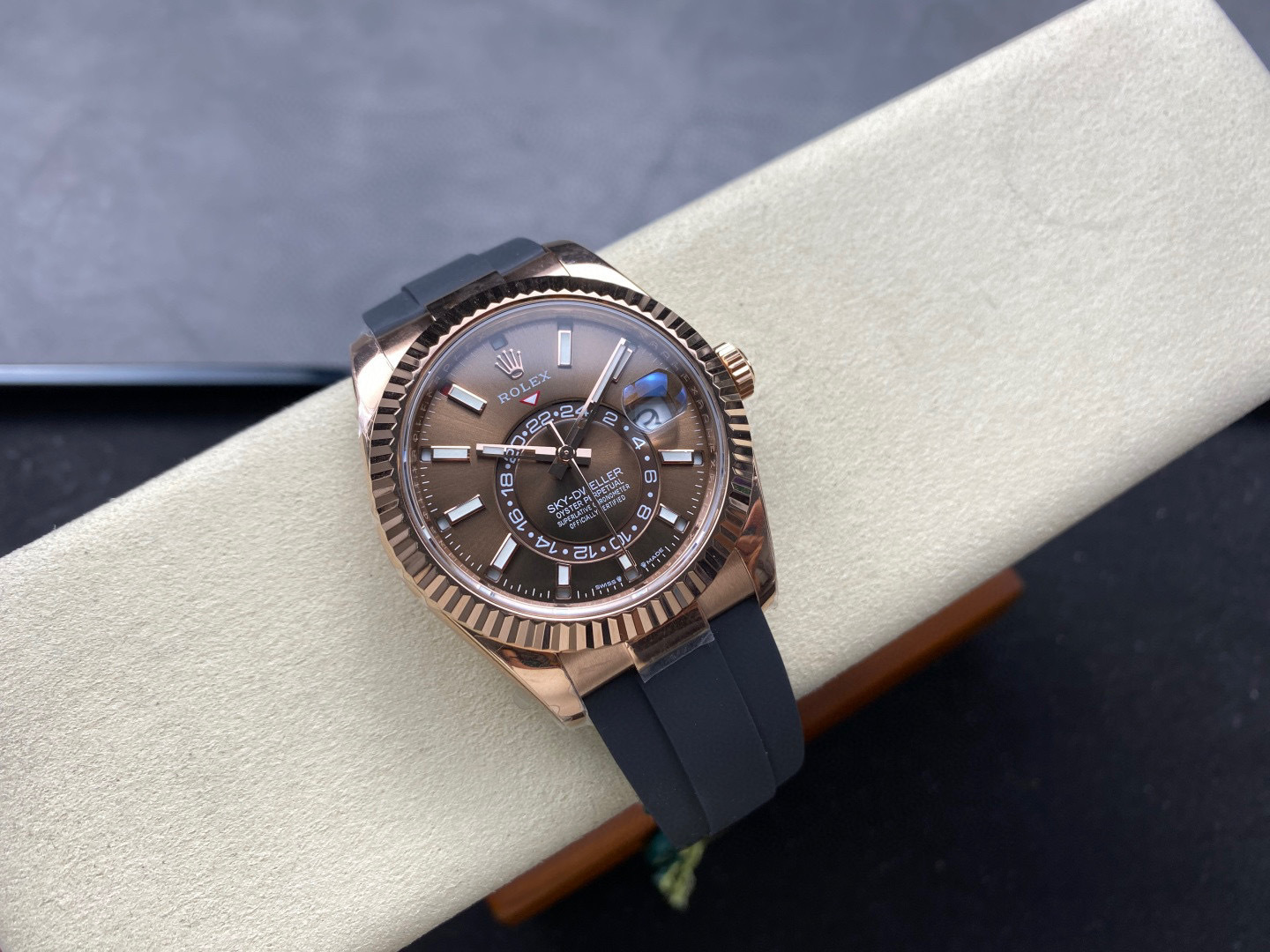 Rolex punta sui beni di grandi fabbriche