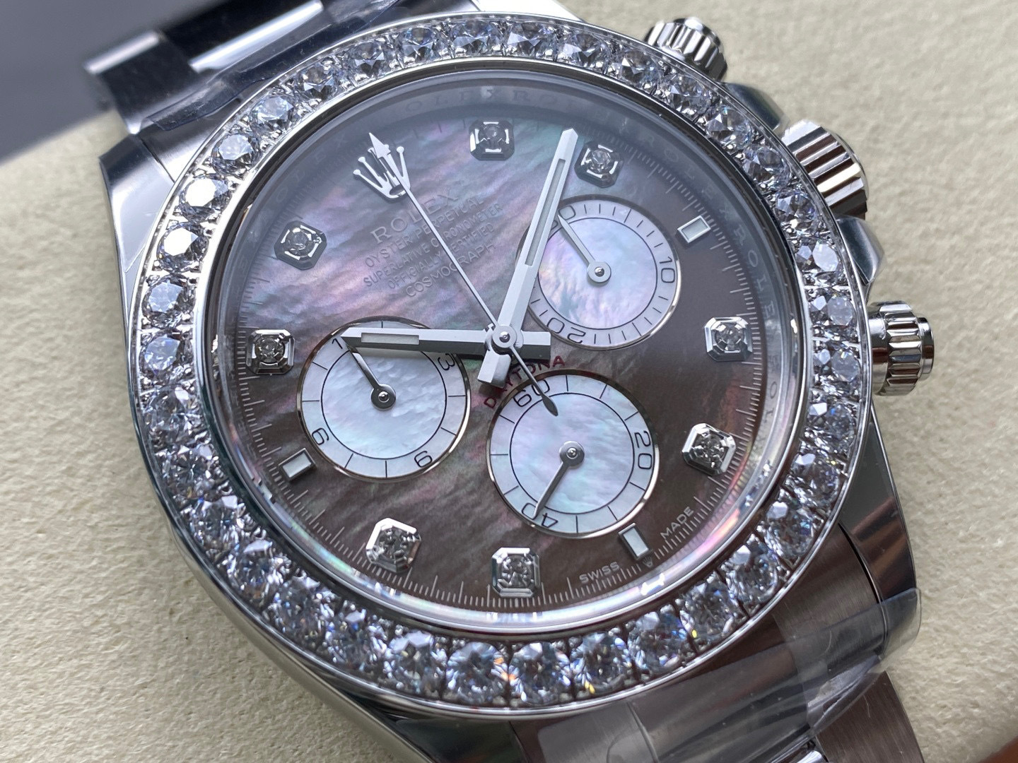 Rolex punta sui beni di grandi fabbriche