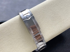 Rolex punta sui beni di grandi fabbriche
