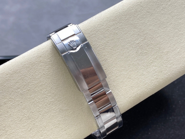 Rolex punta sui beni di grandi fabbriche