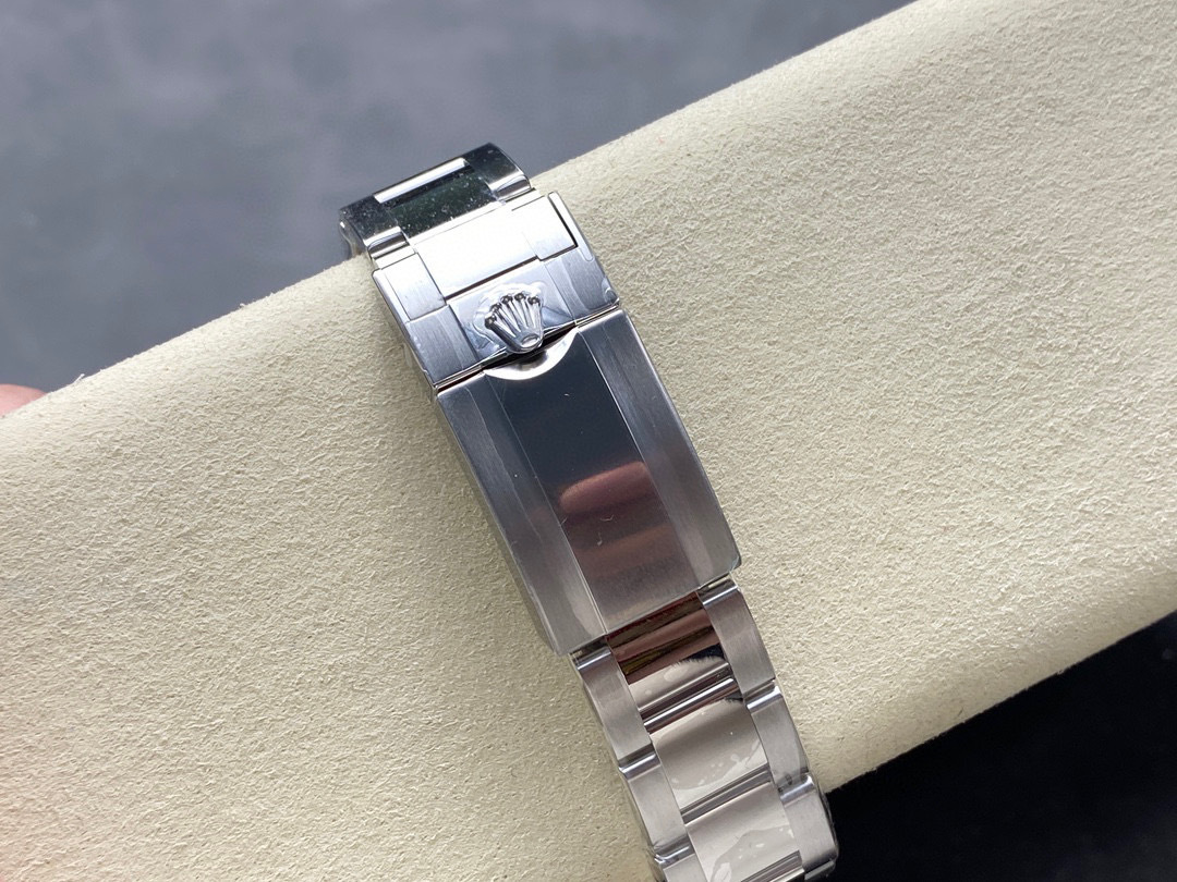 Rolex punta sui beni di grandi fabbriche