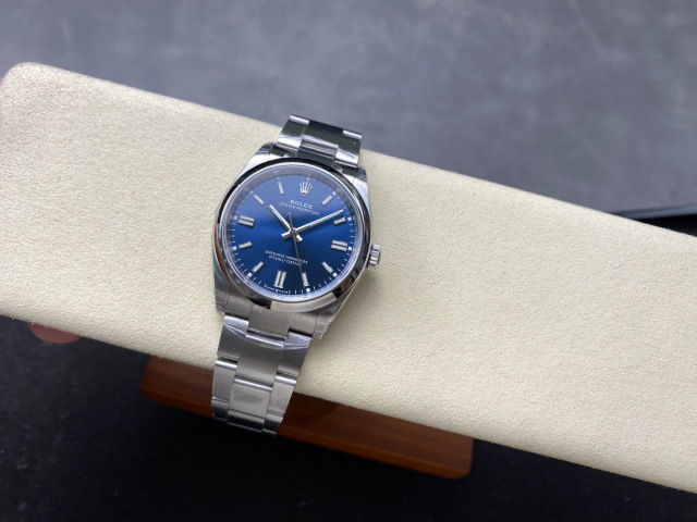 Rolex punta sui beni di grandi fabbriche