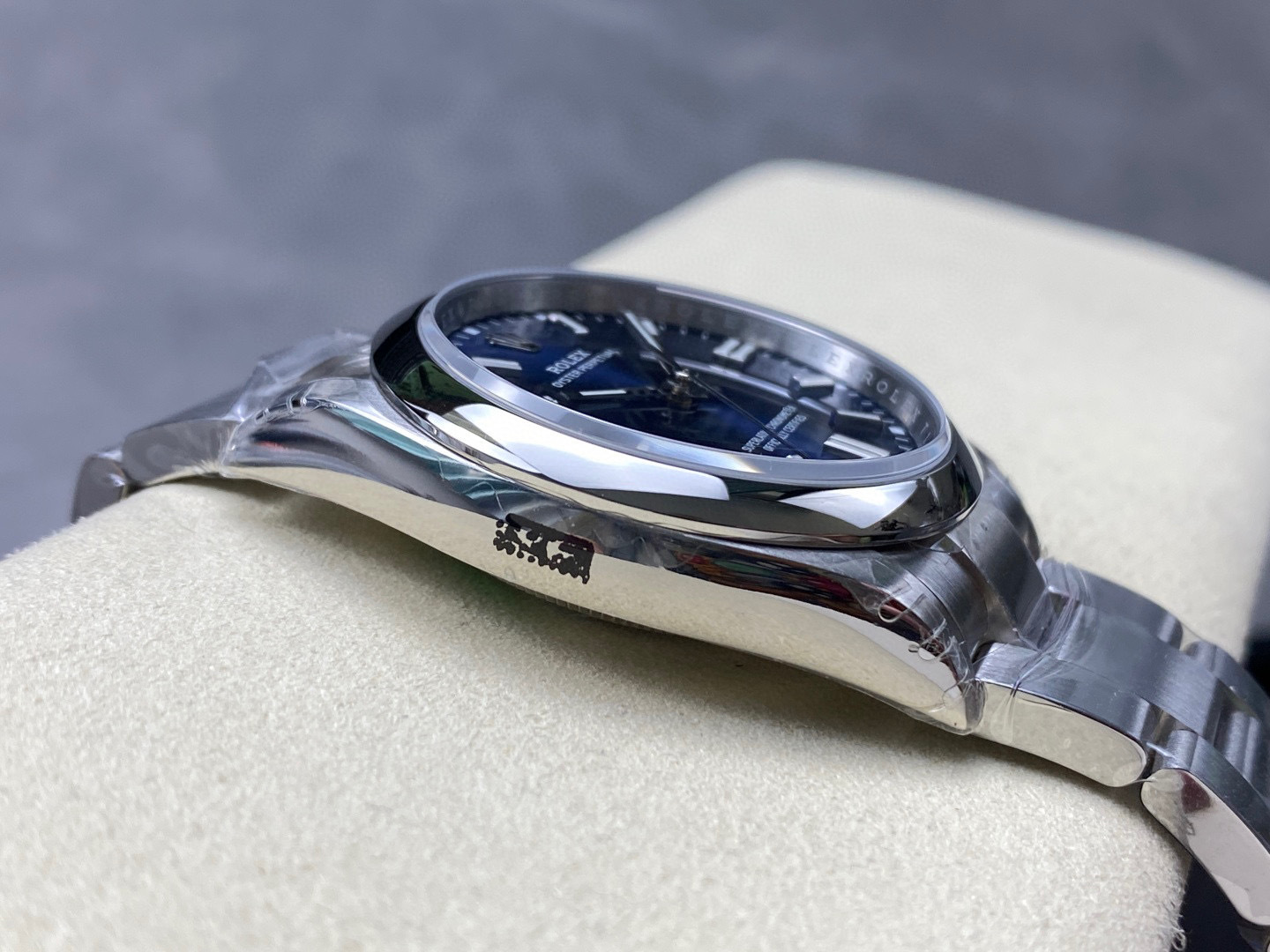 Rolex punta sui beni di grandi fabbriche