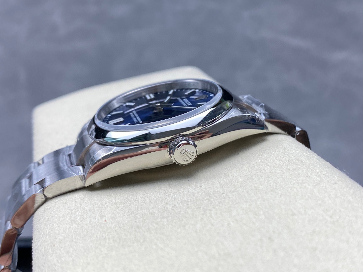 Rolex punta sui beni di grandi fabbriche