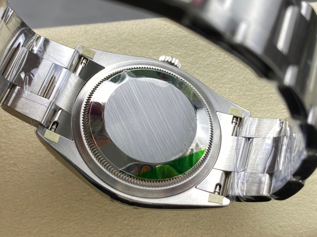 Rolex punta sui beni di grandi fabbriche