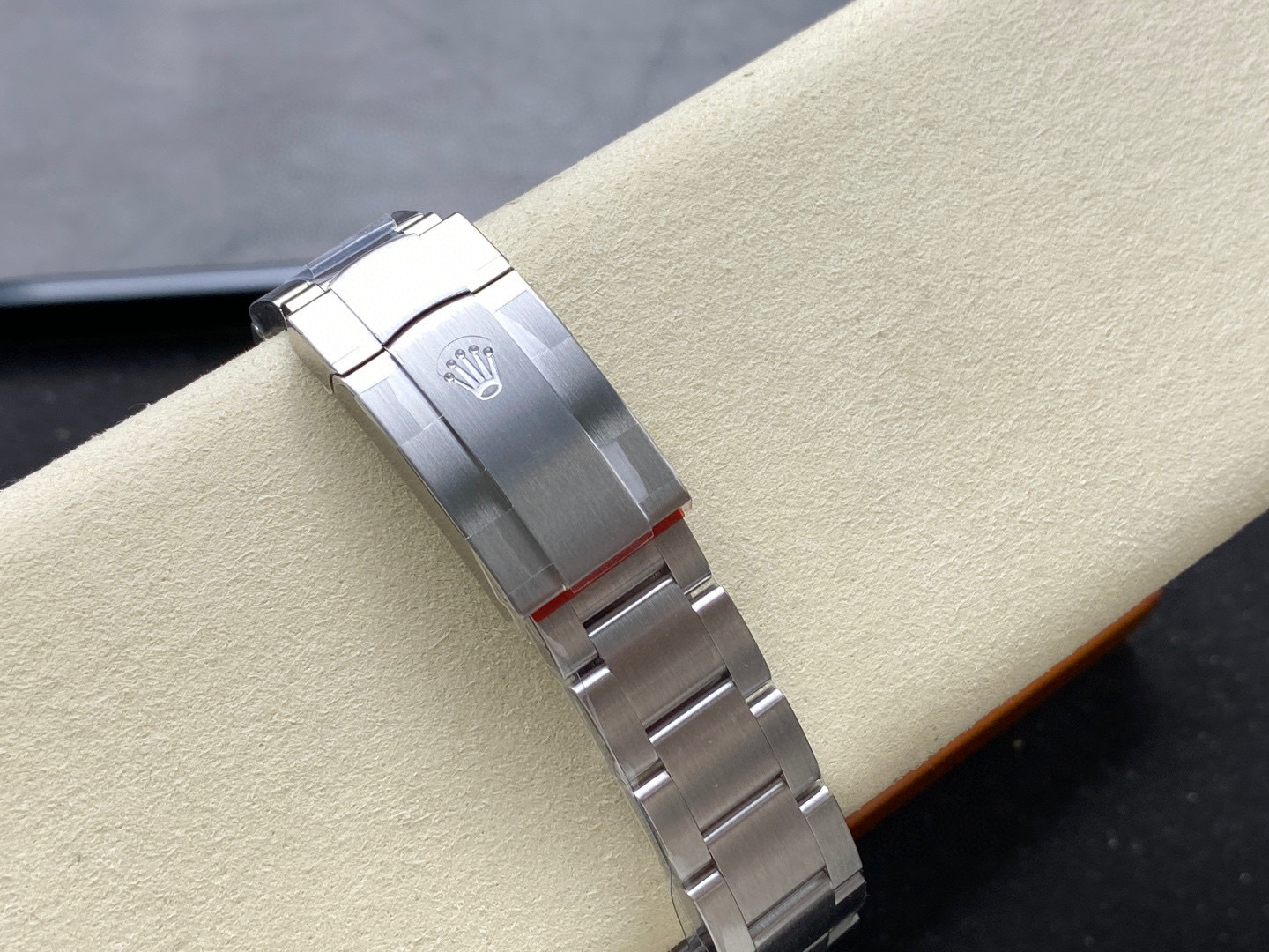 Rolex punta sui beni di grandi fabbriche