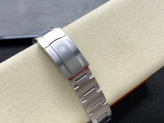Rolex punta sui beni di grandi fabbriche