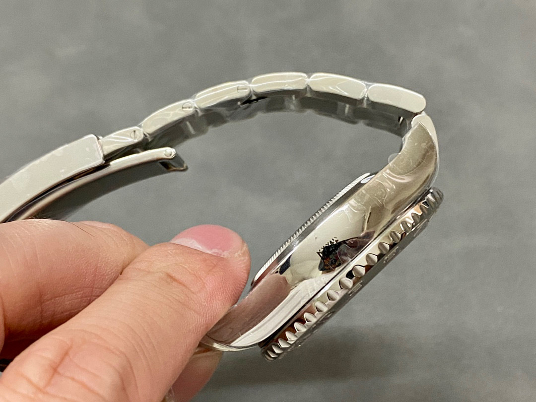 Rolex punta sui beni di grandi fabbriche