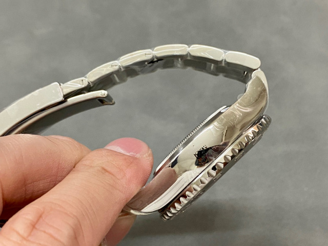 Rolex punta sui beni di grandi fabbriche