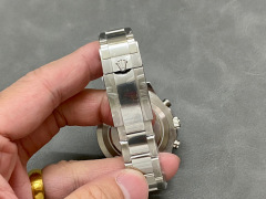 Rolex punta sui beni di grandi fabbriche