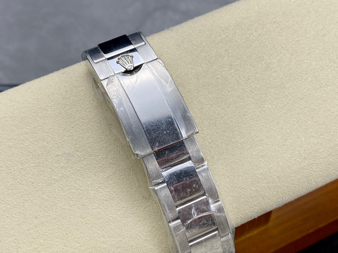 Rolex punta sui beni di grandi fabbriche