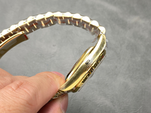 Rolex punta sui beni di grandi fabbriche