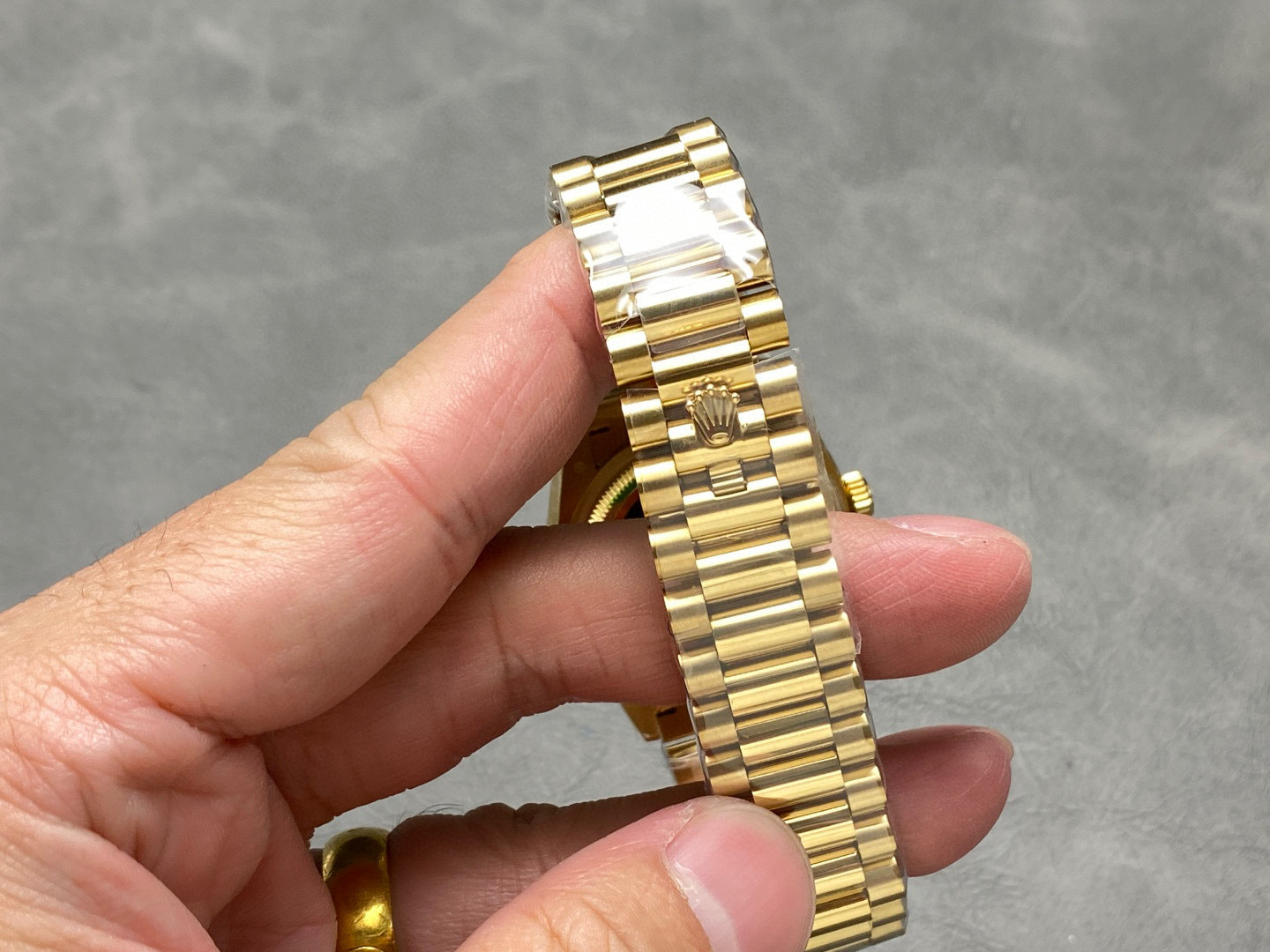Rolex punta sui beni di grandi fabbriche