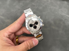 Rolex punta sui beni di grandi fabbriche