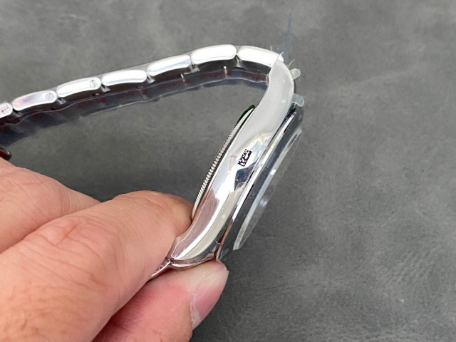 Rolex punta sui beni di grandi fabbriche