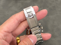 Rolex punta sui beni di grandi fabbriche