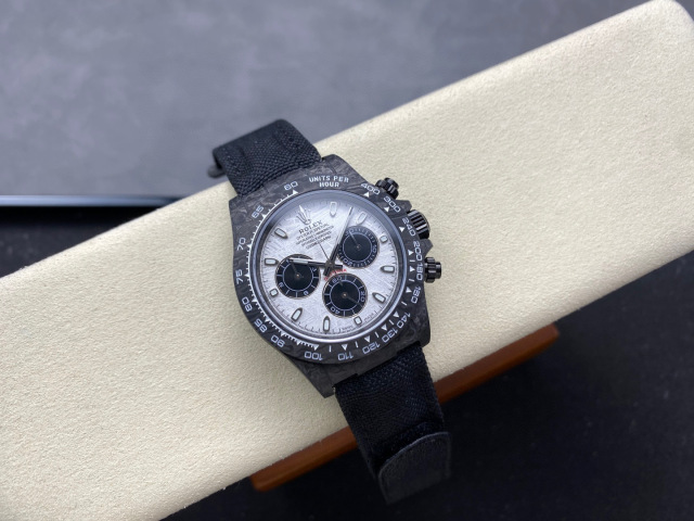 Rolex punta sui beni di grandi fabbriche
