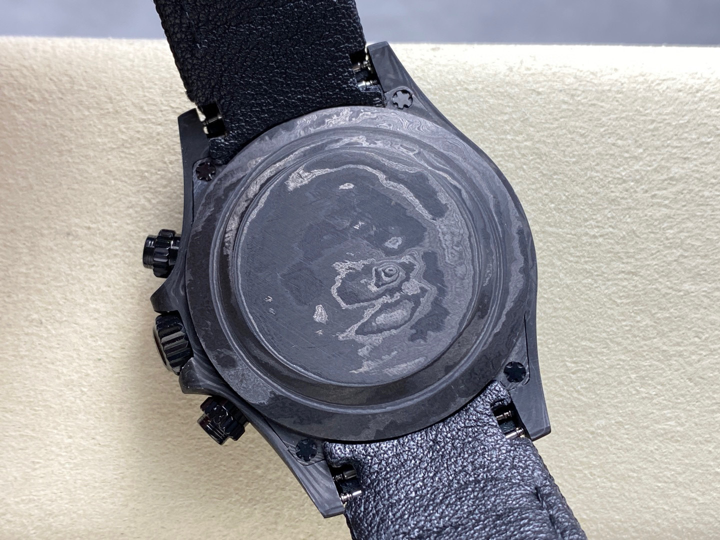 Rolex punta sui beni di grandi fabbriche