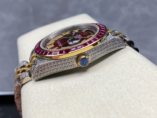 Rolex punta sui beni di grandi fabbriche