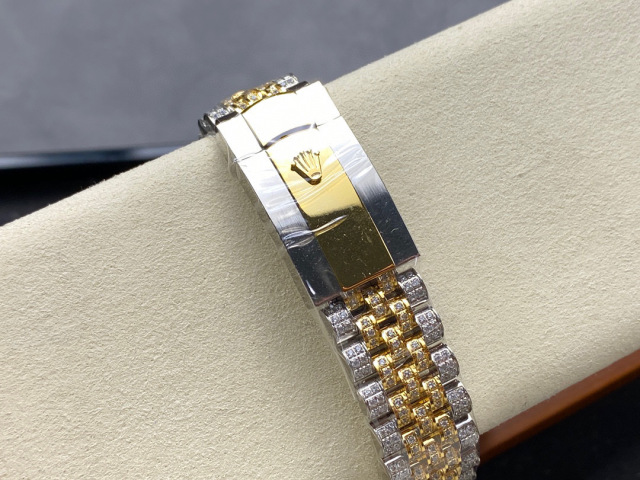 Rolex punta sui beni di grandi fabbriche