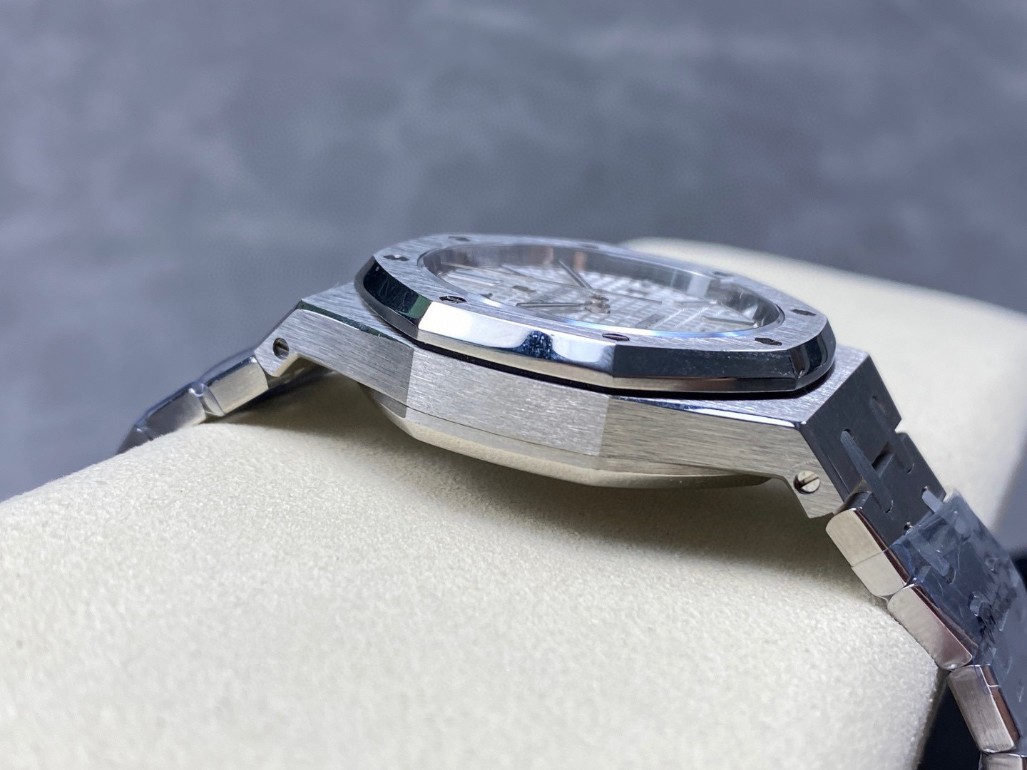Audemars Piguet si concentra sui grandi beni di fabbrica