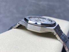 Audemars Piguet si concentra sui grandi beni di fabbrica