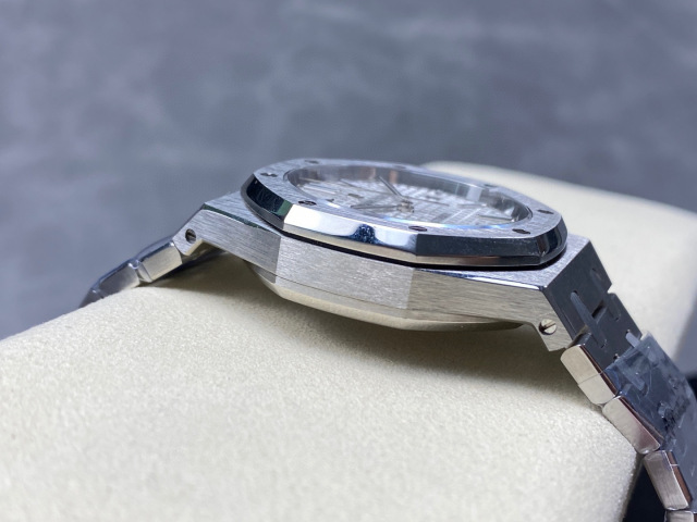 Audemars Piguet si concentra sui grandi beni di fabbrica