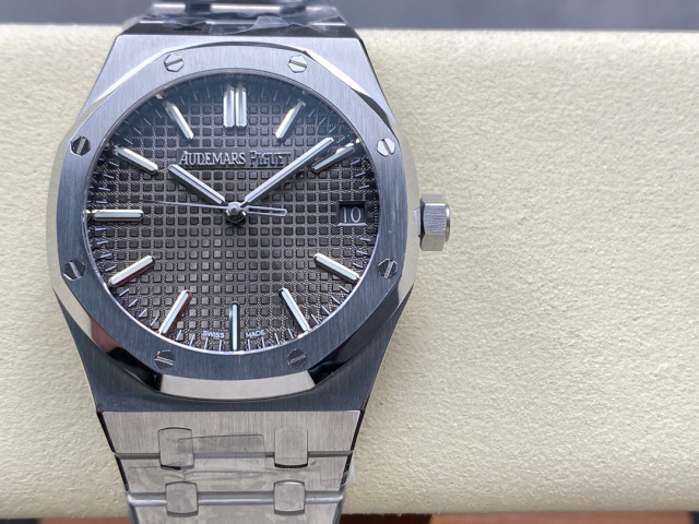 Audemars Piguet si concentra sui grandi beni di fabbrica