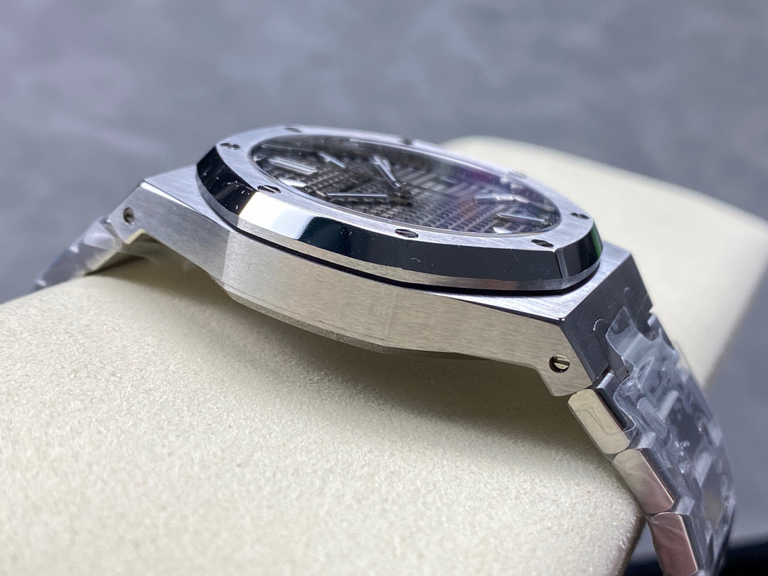Audemars Piguet si concentra sui grandi beni di fabbrica