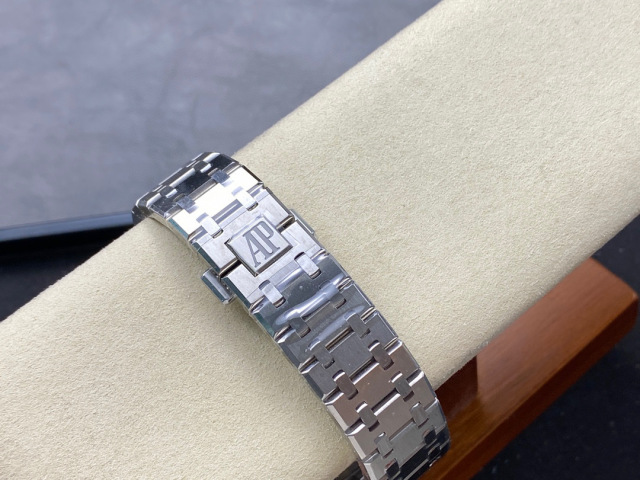 Audemars Piguet si concentra sui grandi beni di fabbrica